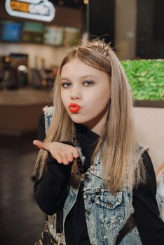 8 марта в стиле 2000х